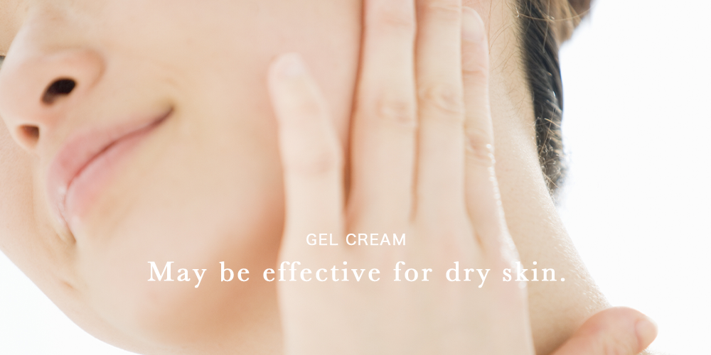 ゲルクリームの使い方、ゲルクリームを顔に塗る女性